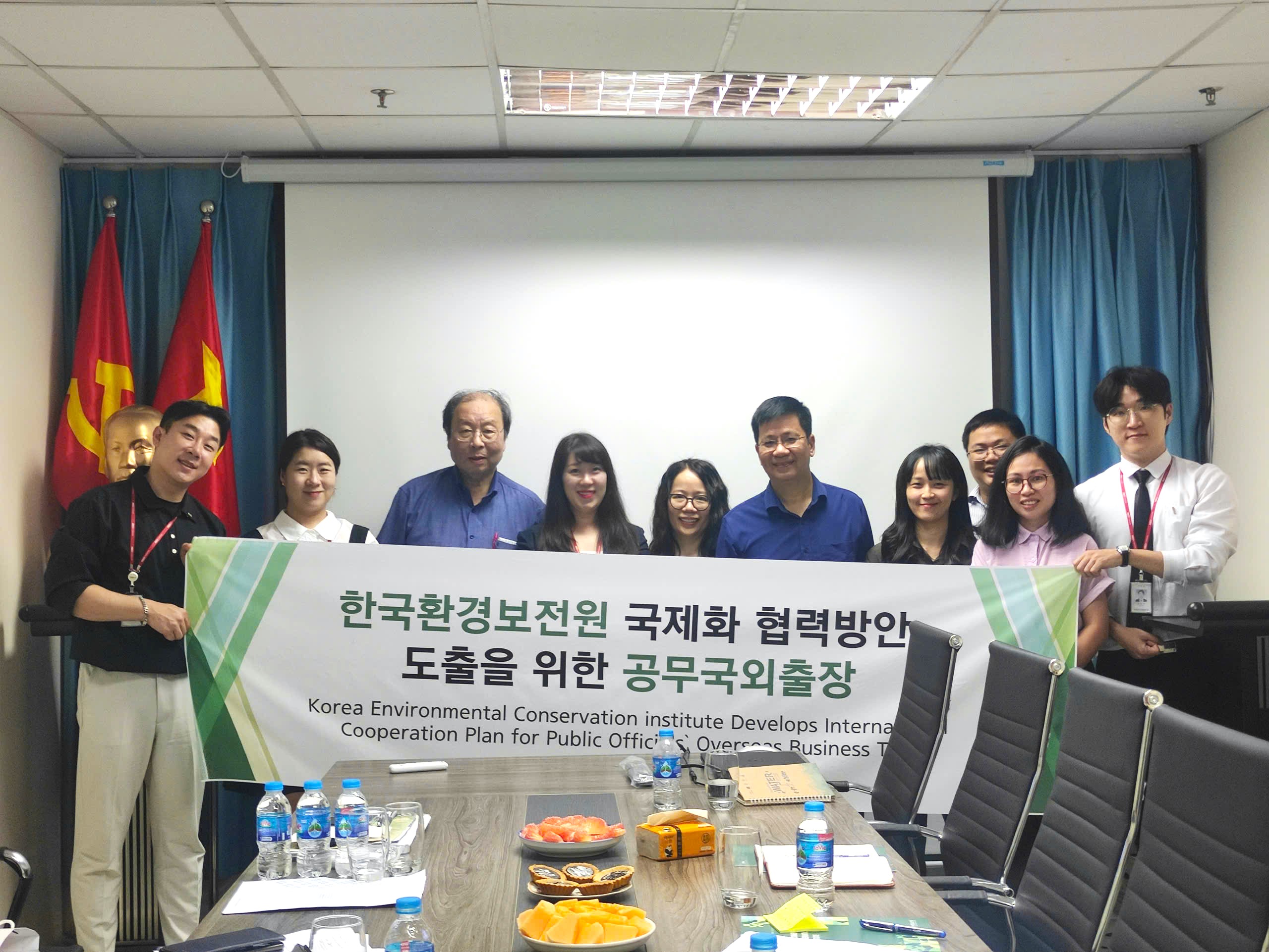 Đoàn làm việc chụp ảnh lưu niệm tại Viện Khoa học tài nguyên nước